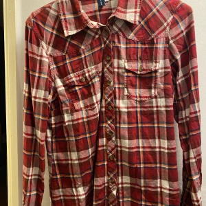 Röd rutig skjorta  - Nästan aldrig använd