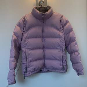 TNF 700 Jacket. Really cute color, cannot be found in stores. Shipping price is not included. Paying with swish:)