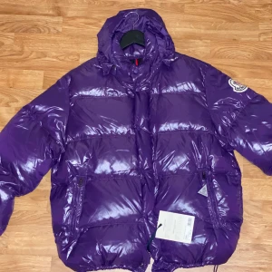 Moncler Everest - Oanvänd, lila färg. Storlek 6 = XXL. 