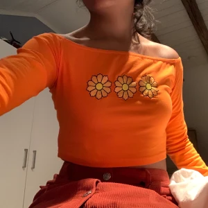 Söt topp med broderi - Köpte från Minga london men inte min stil märkte jag vid prövning 😕 Säljer för 200 ink frakt då jag köpte den för 250kr ENDAST TESTAD SÅ KOMMER MED TAG OCH NYSKICK Stretchig! Jag är xs så den är inte perfekt passform då det är M