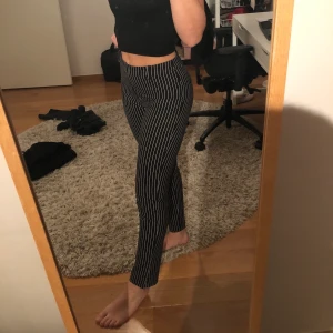 Randiga byxor!  - Svartvit randiga kostymbyxor byxor från hm, väldigt bekväma och i bra skick! Buda i kommentarerna 💗