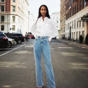 Zara 90’s jeans - funderar på att sälja mina älskade Zara jeans då de helt enkelt är lite för höga i midjan på mig, har en kort överkropp haha. Klippta så de passar 165 och under. De är lite uttöjda men är en 34/36 då de passar mig superbra och jag kan ha båda storlekarna. Buda över 300kr! 🥰