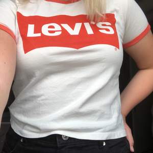 T-shirt från Levi’s med orange/röda detaljer i storlek xs men passar även s! (Nypris är 299)Frakt tillkommer!💕💕