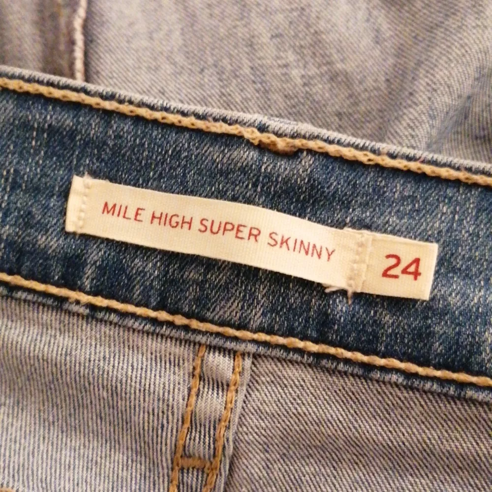 Superfina nästan oanvända, tajta, högmidjade, blåa Levis jeans, storlek 24 sitter bra på mig som har xs, 350kr+ frakt. Jeans & Byxor.