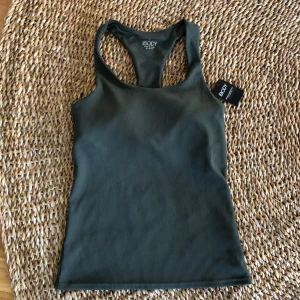 Träningstopp från BODY - Ny helt oanvänd träningstopp från BODY. Inbyggd sport-Top. S men passar även M. 