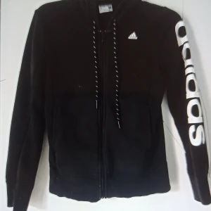 Adidas hoodie - I fint skick, inte använd speciellt mycket.🌟