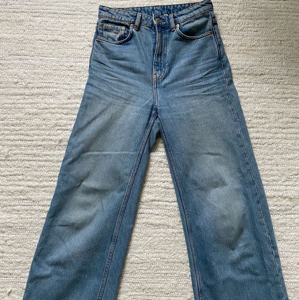 Säljer dessa trendiga weekday jeans i modellen ACE. De är i jätte fint skick och säljer då de är lite för stora för mig. Storlek 26/32 och jag är 173 lång. Säljer för 350kr eller högsta bud! . Jeans & Byxor.