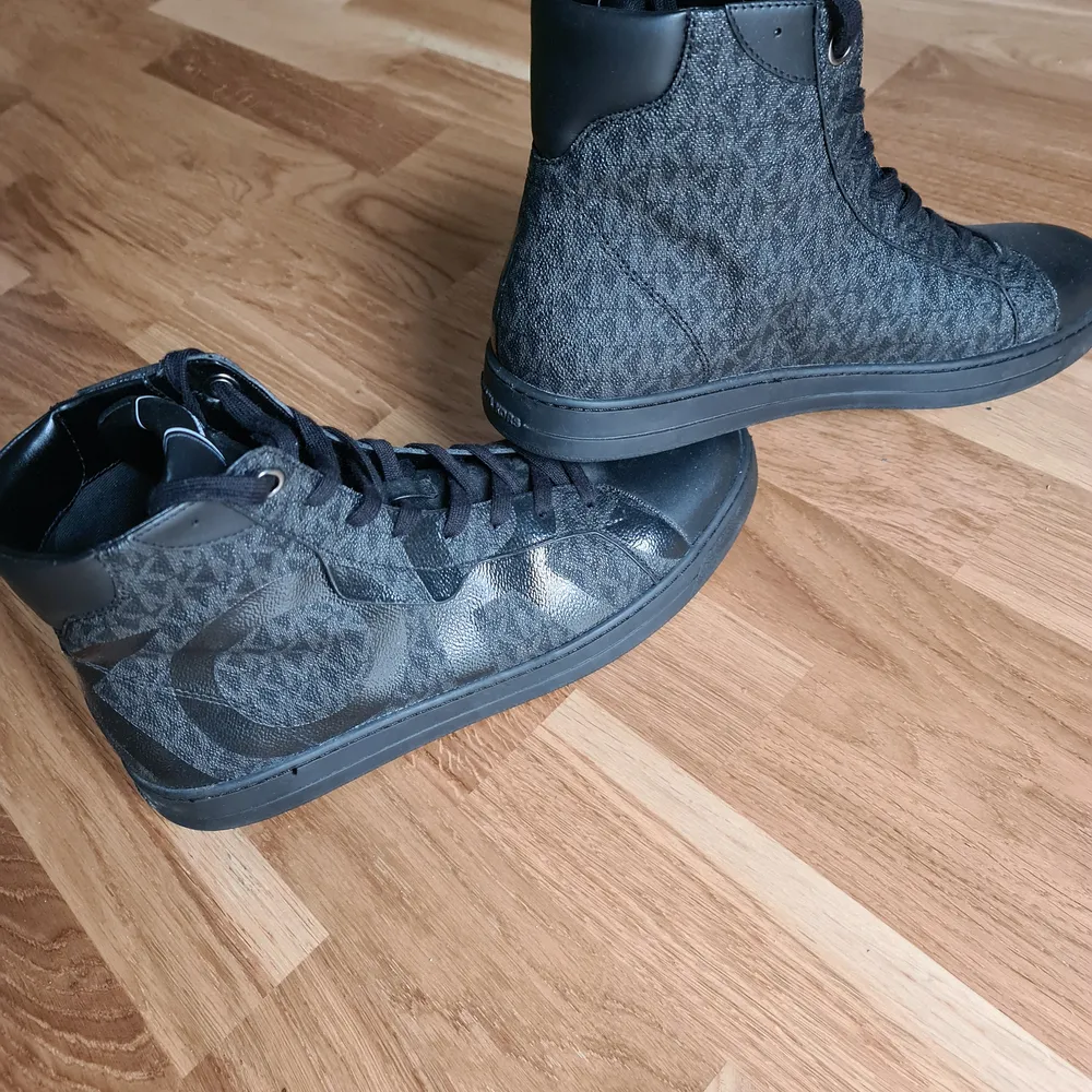 Säljer ett par helt oanvända Michel Kors skor i storlek 42. Inköpt på.Zalando för 1699. Skor.