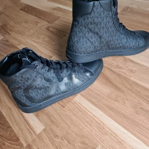 MICHAEL KORS - Säljer ett par helt oanvända Michel Kors skor i storlek 42. Inköpt på.Zalando för 1699