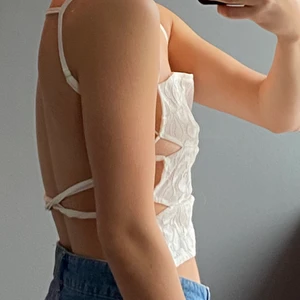 En vit blus med öppen rygg! - En super fin blus med öppen rygg från one above another. Har endast använd den här en gång så är så gott som ny. Storlek S