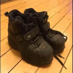 Svarta Buffalos  - skit fräna platform buffalos skor från 90-talet!! Det är min mammas gamla som användes när hon va i sina unga dar, men inte används sedan! Buda på! Högsta bud just nu: 500kr 