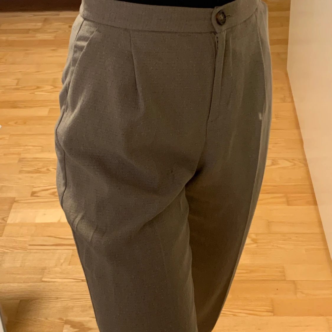 beiga byxor från monki - 90