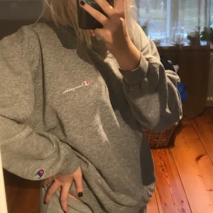 Champion sweatshirt  - Ljusgrå champion sweatshirt, helt felfri, frakt tillkommer 