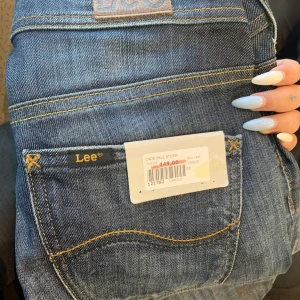 Lee jeans storlek S - Jeansen från Lee storlek S och lite utsvängda köpte de 449kr säljee de för 200kr 