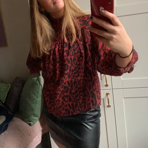 Blus från Zara - Så cool leopardmönstrad blus i rött som passar perfekt till hösten!😍😍 Använd ett fåtal gånger och i mycket bra skick! Storlek S❤️