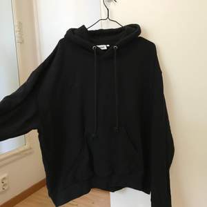 En oversized hoodie ifrån weekday. Skön och go men har flera så säljer denna. Köparen står för frakt.
