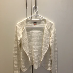  En kofta  -  En jättefin stickad vit kofta 