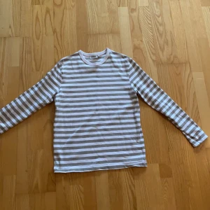 Randig tröja från weekday - Randig tröja från weekday. Mycket bra skick.