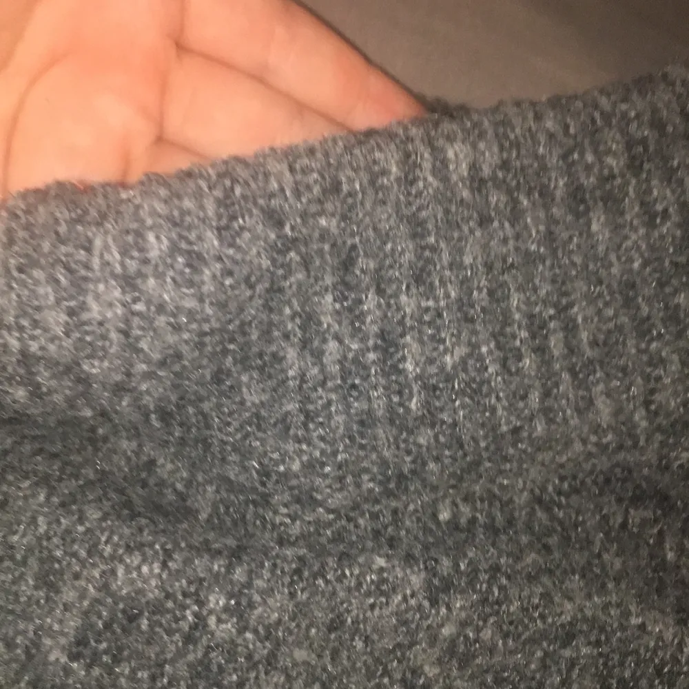 En tröja som är lång och är grå från VILA i storlek S. Klänningar.