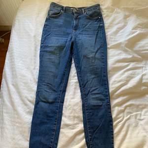 Blåa jeans från ginatricot i storlek 38