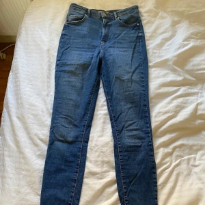 Blåa jeans  - Blåa jeans från ginatricot i storlek 38