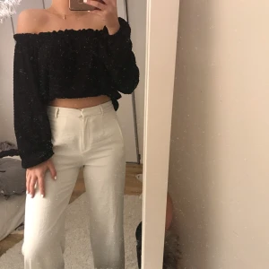 Svart snygg tröja/topp  - Svart tröja med prickar & volanger! Frakt är: 