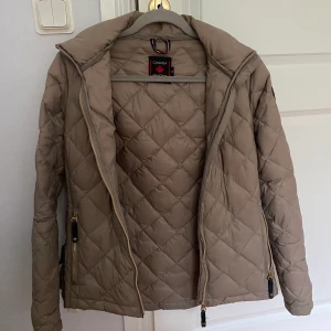 Jacka - Beige jacka från Canada Snow, knappt använd så nästan som ny. Storlek 36. Nypris 1600. Mitt pris: 500kr