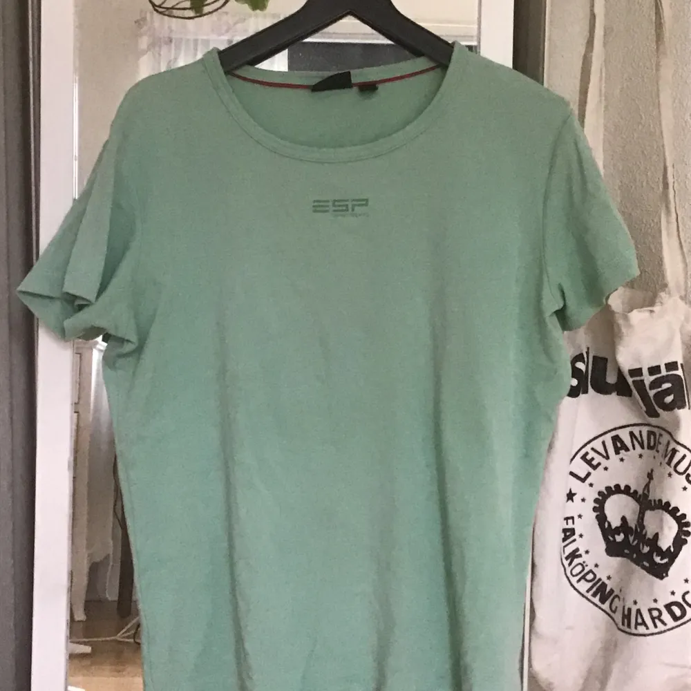 Knappt använd med en  härlig frisk grön färg 💚 går att mötas upp i Båstad eller fraktas!. T-shirts.