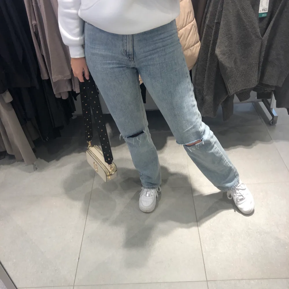 Sjukt snygga jeans från Carin Wester med längre modell! De är högmidjade o raka i modellen🥰 Köpte för 600kr! . Jeans & Byxor.
