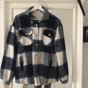 Zara liknande jacka  - Rutig jacka använd förtal gånger inga fläckar eller skavanker hör av er om ni undrar något!