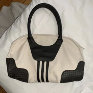 Vintage adidas väska  - Högsta bud vinner knappt använd