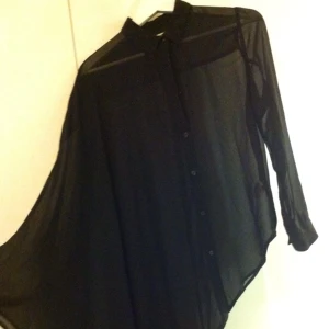  - Skjorta/blus från weekday
Svart transparent tyg
Strl sx/s
I gott skick