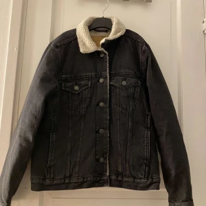 Jacka - Säljer denna svart jacka från Junkyard, i storlek XS, men är ganska stor för att vara en Xs. Köpt för 400 säljer den för 150 