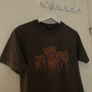 T-shirt VANS - Brun vans off the wall T-shirt i strl S. Säljer pga för liten för mig. 50kr +frakt 😊