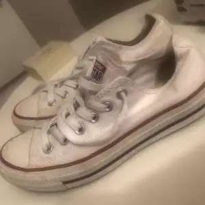 vita låga converse i väldigt bra skick, mycket sparsamt använda. Stl 37, säljes för 90 kr + frakt 55 spårbart.