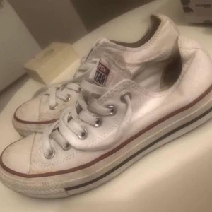 vita låga converse - vita låga converse i väldigt bra skick, mycket sparsamt använda. Stl 37, säljes för 90 kr + frakt 55 spårbart.