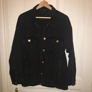 Svart Jeansjacka Monki  - Fin svart jeansjacka från monki. Lite sliten i färgen. Strl M. Sparsamt använd!