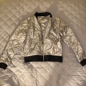Rönnisch jacka - Silvrig höstjacka. 38. Nästan oanvänd.