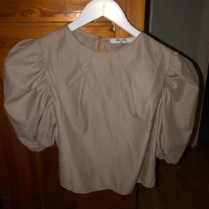 NAKD BLUS - Super söt blus från NA-KD, strl.36. Använd en gång. Mycket fint skick. Köparen står för frakt.