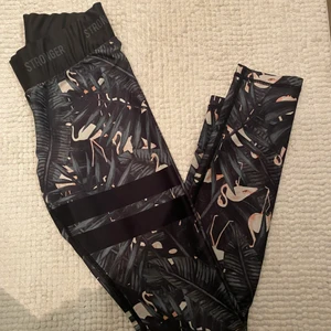 Stronger tights - Säljer dessa stronger tights eftersom att dem är för små och det fortfarande är i bra skick. Högsta bud nu är 200kr