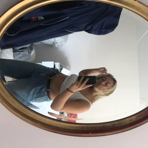 Jeans - Sjukt snygg jeans från COS, ledsen för dåliga bilder! En ficka på rumpan, två fram. Mid rise, Wide Leg