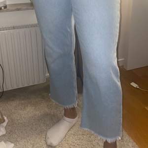 Jeans från Zara i ljusblå fin färg. Frakt ingår inte i priset. 