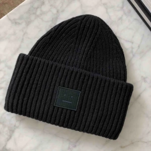  - Svart Acne mössa i gott skick! Köparen står för frakten som ligger på 44kr. 