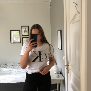 T-shirt från ck. Storlek M - Vit tröja från Calvin Klein. Fint skick 