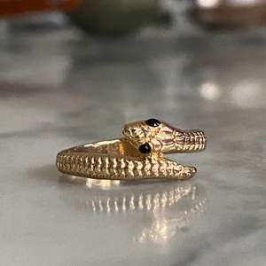 En guldig orm ring köpt på glitter, säljer då den inte kommer till användning! (Ej äkta guld) säljer den för 25kr+11kr frakt. Skriv vid intresse💕