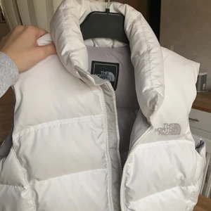 The north face väst  - Utan defekter eller smutsig, strl xs, typ aldrig använt, skitsnygg. Buda i kommentarerna 