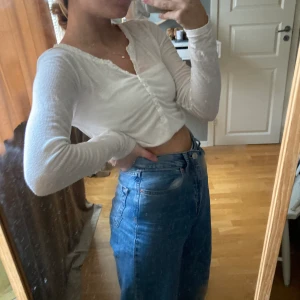 Vit tröja  - Jättefin vit tröja som är köpt i Usa! Den är invikt på bilden så den är normallång egentligen! Tunnt lite genomskinligt material med knappar(ej fake) funkar bra för mig som har stl XS💕 Köpare står för frakt!