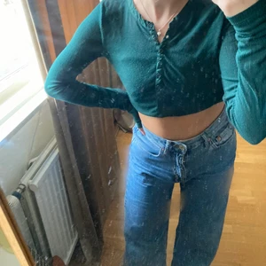 Grön tröja - Jätte fin grön tröja! Den är köpt i Usa och invikt på bilden så den är längre egentligen! Tunnt material men fin kvalité! Köpare står för frakt💕 (funkar bra för mig som har stl XS)