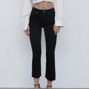 Zara svarta Jeans - Svarta jeans från Zara. Avklippta från början, efter jag tvättat dem har det blivit mer ”trådar”, men tycker det är nästan snyggare. De är i stolek EUR 34. Tror nypris låg runt 300-400kr. Säljer för minst 150kr (frakt ingår). Väldigt bra kvalite om jag får säga de själv. Vissa svarta byxor blir lite gråa efter tvätt men dessa har behållt den svarta färgen mycket bra. Säljer pga att de blivit för små för mig. Buda gärna i kommentarsfältet, för mer information eller bilder skriv privat.