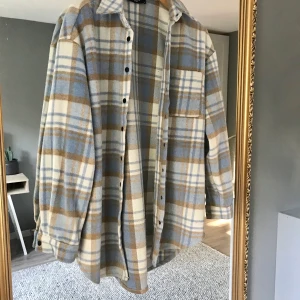 Rutig jacka  - Skjortjacka från sister point. Använd men fint skick. Strl S. Nypris 699 :- Frakt ingår☺️